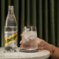 Schweppes Agua con Gas lanza su marca en Ecuador con una propuesta de efervescencia duradera