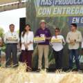 Gobierno de Daniel Noboa entrega tractores, títulos de tierras e insumos con una inversión de USD 792.500 a productores de Guayas
