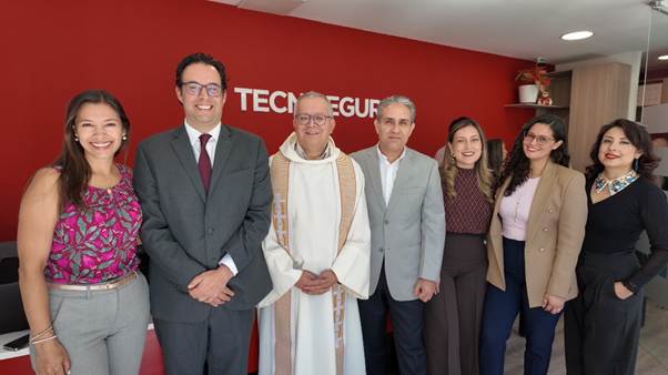 Tecniseguros inaugura punto de servicio exclusivo en la PUCE y refuerza la protección integral de la comunidad universitaria